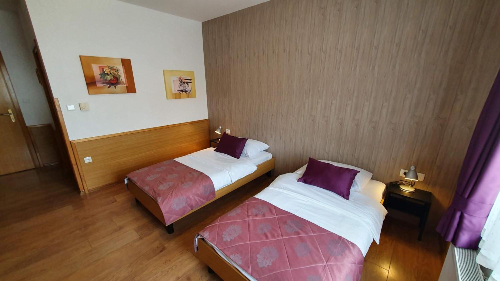 Hotel Zvonimir Otočac Esterno foto