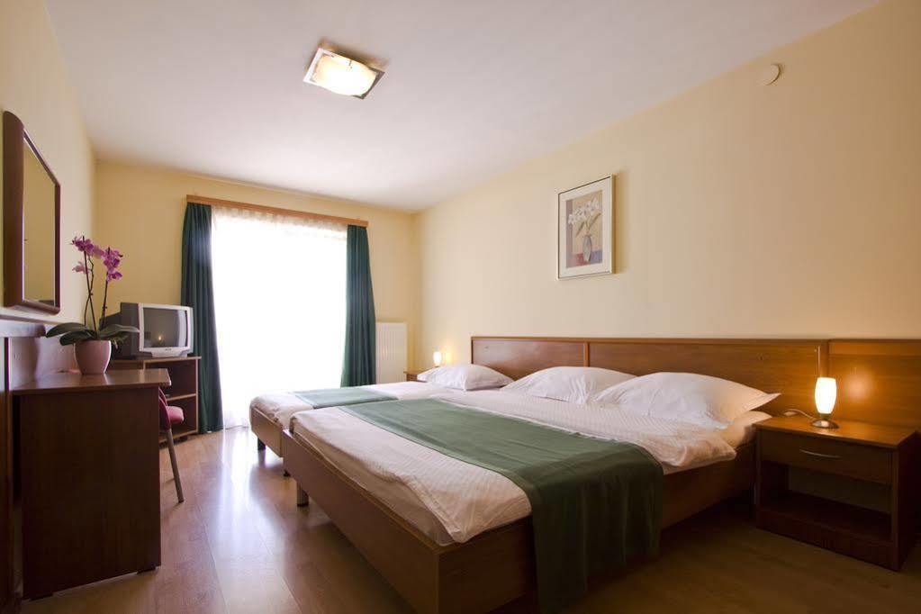Hotel Zvonimir Otočac Esterno foto