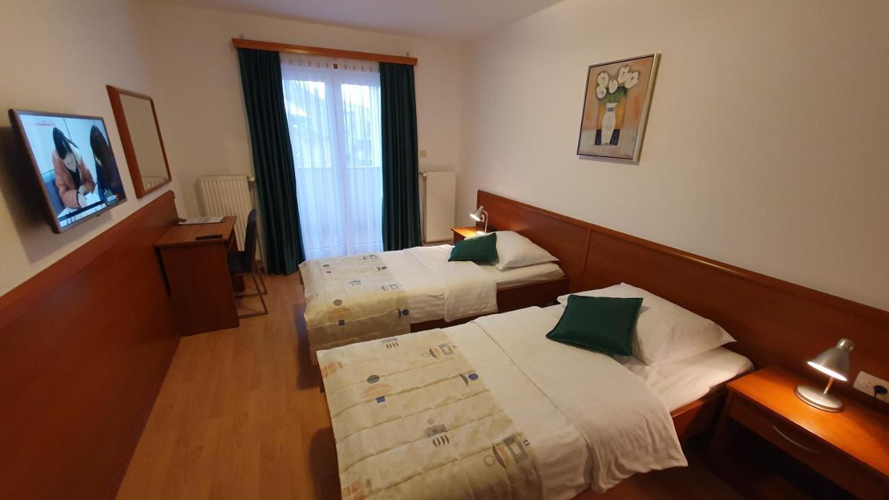Hotel Zvonimir Otočac Esterno foto