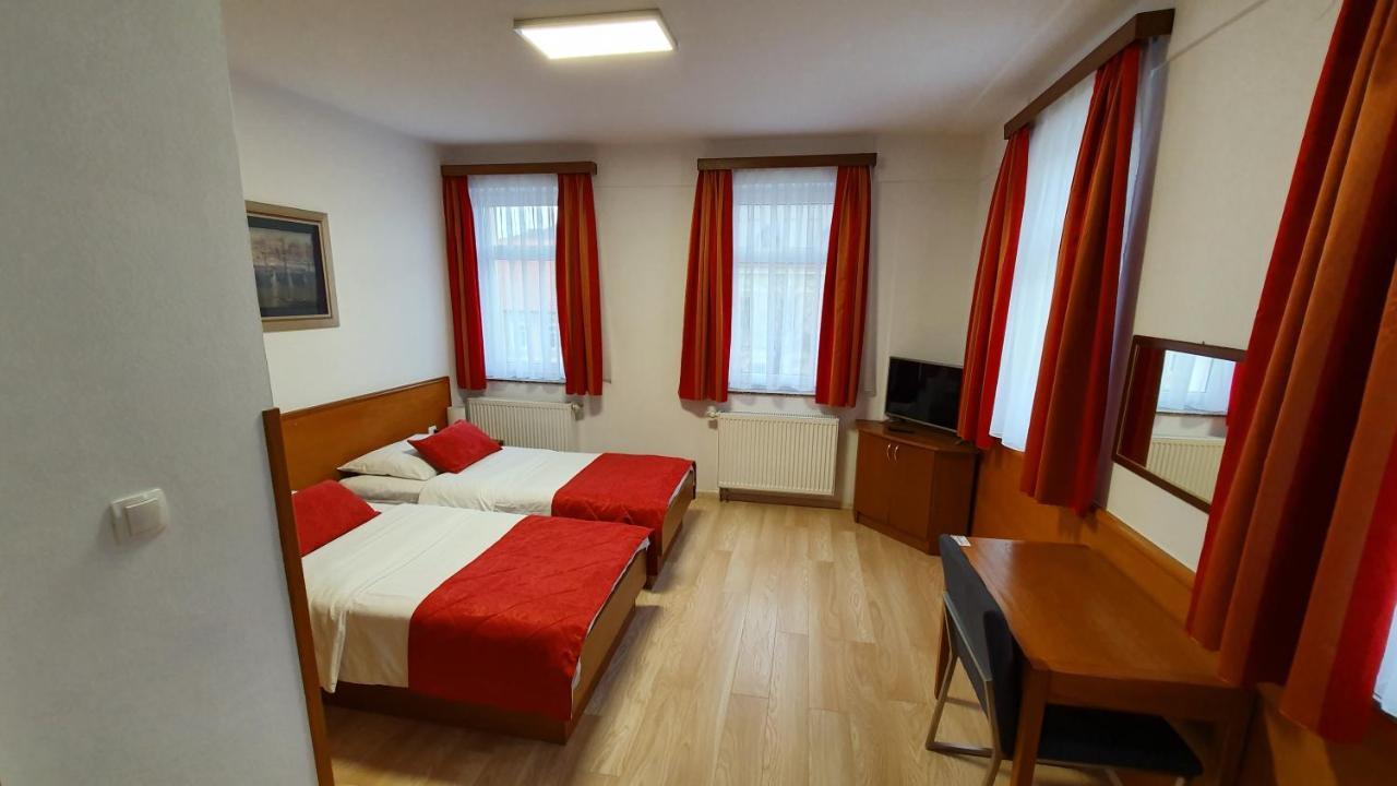 Hotel Zvonimir Otočac Esterno foto