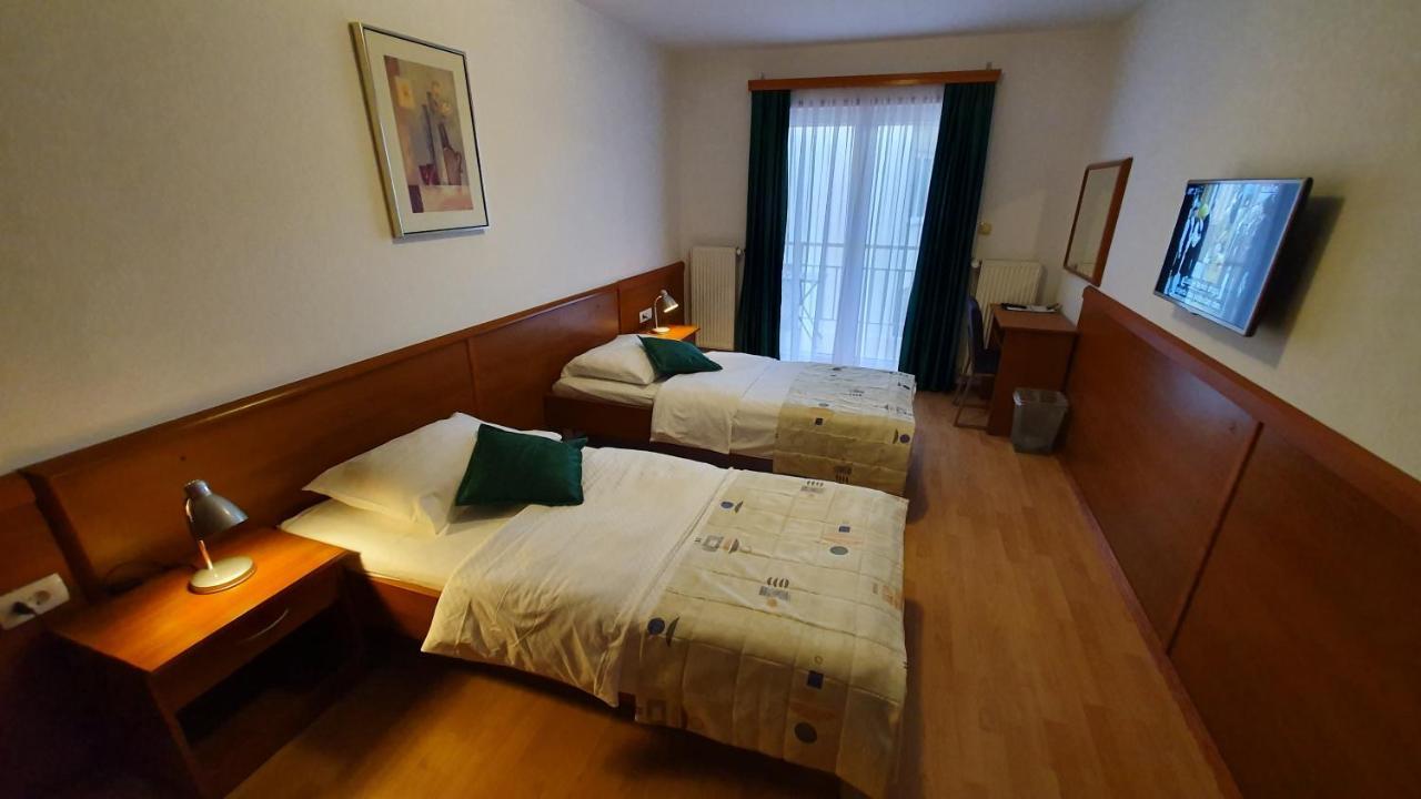 Hotel Zvonimir Otočac Esterno foto