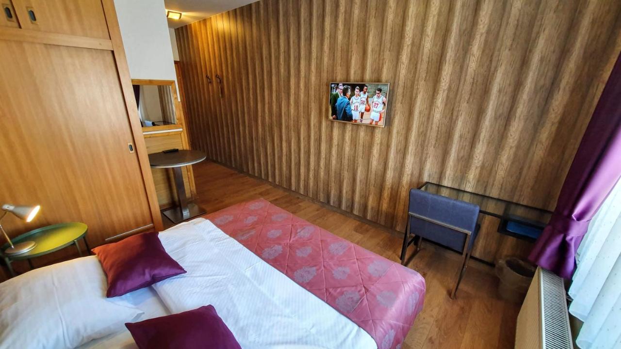 Hotel Zvonimir Otočac Esterno foto